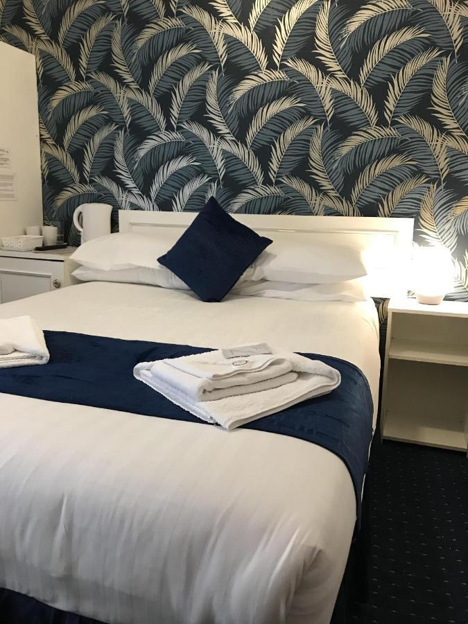 The Feathers Hotel Blackpool Bagian luar foto